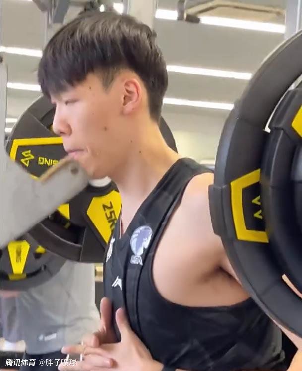 男生和女生做运动